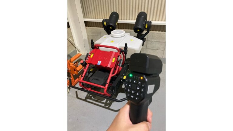 無人車と専用コントローラーの画像